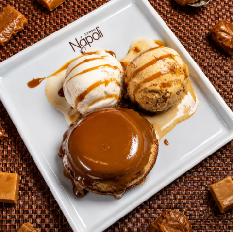 Petit gateau de doce de leite com sorvete de doce de leite e sorvete de vanilla