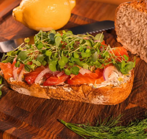 Tosta de salmão curado